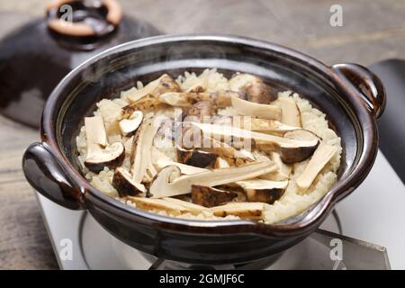 Matsutake Gohan (riz bouilli avec champignons matsutake), nourriture japonaise d'automne Banque D'Images