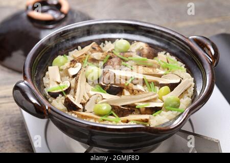 Matsutake Gohan (riz bouilli avec champignons matsutake), nourriture japonaise d'automne Banque D'Images