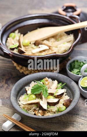 Matsutake Gohan (riz bouilli avec champignons matsutake), nourriture japonaise d'automne Banque D'Images