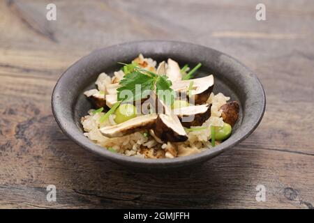 Matsutake Gohan (riz bouilli avec champignons matsutake), nourriture japonaise d'automne Banque D'Images