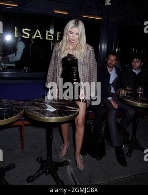 Georgia Toffolo était à Isabel pour prendre un verre avec des amis. Ils fumaient donc ils étaient assis à une table extérieure. La Géorgie portait une mini jupe en pvc noir avec un chien que le conducteur s'occupait et est arrivée dans un Range Rover à Rentre à la maison. Les deux amis étaient très heureux de poser pour des photos mais la super star était correcte avec lui 14/9/2021 images blitz Banque D'Images