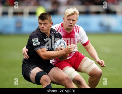 Jamie Blamire (à gauche) des Newcastle Falcons et Hugh Tizard de Harlequins en action pendant le match de première division de Gallagher à Kingston Park, à Newcastle. Date de la photo: Dimanche 19 septembre 2021. Banque D'Images