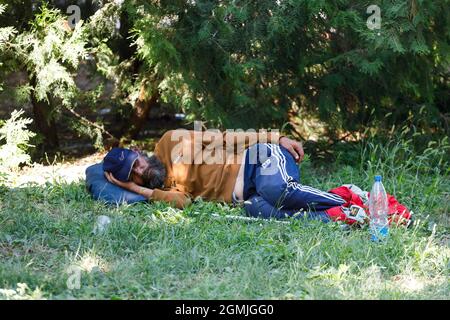 Russie Tuapse 07.07.2021 Un homme sans abri dort sur l'herbe dans le parc. Photo de haute qualité Banque D'Images