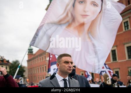 Varsovie, Pologne. 19 septembre 2021. Robert Bakiewicz, militant d'extrême droite et ancien dirigeant de l'ONR (camp radical national) a été vu pendant le mois de mars.des milliers de personnes ont participé à la XVI Marche nationale de la vie et de la famille (Narodowy Marsz Zycia i Rodziny) à Varsovie, qui s'est tenue sous le slogan « être, diriger, protéger ». Comme les organisateurs de l'événement l'ont annoncé plus tôt, il visait à manifester des attitudes pro-familiales et des valeurs pro-vie. L'organisateur principal de l'événement était le Centre de la vie et de la famille. (Photo par Attila Husejnow/SOPA Images/Sipa USA) crédit: SIPA USA/Alay Live News Banque D'Images