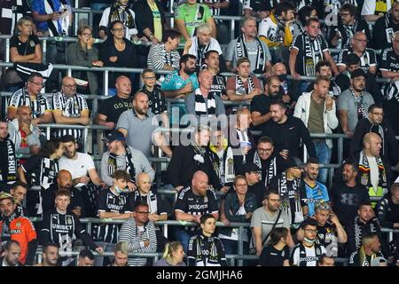 CHARLEROI, BELGIQUE - SEPTEMBRE 18 : fans et supporters de Sporting Charleroi lors du match Jupiler Pro League entre Sporting Charleroi et Club Brugge au Stade du pays de Charleroi le 18 septembre 2021 à Charleroi, Belgique (photo de Joris Verwijst/Orange Pictures) Banque D'Images