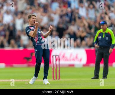 Matt Milnes, de Kent Spitfires, célèbre le cricket de Tymal Mills of Sussex Sharks lors de la demi-finale de la journée des finales du Blast T20 de vitalité. Banque D'Images