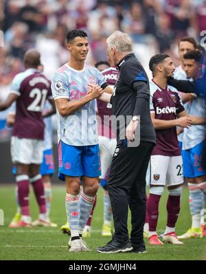 Londres, Royaume-Uni. 19 septembre 2021. Cristano Ronaldo de Man Utd et David Moyes, directeur de West Ham, à temps plein, lors du match de la première ligue entre West Ham United et Manchester United au parc olympique de Londres, en Angleterre, le 19 septembre 2021. Photo d'Andy Rowland. Crédit : Prime Media Images/Alamy Live News Banque D'Images