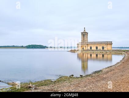 Une ancienne église partiellement submergée dans un réservoir à Normanton, en Angleterre. Banque D'Images