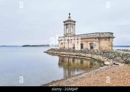 Une ancienne église partiellement submergée dans un réservoir à Normanton, en Angleterre. Banque D'Images