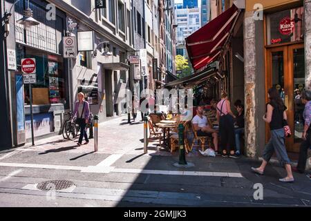 MELBOURNE, AUSTRALIE - 30 avril 2016 : les cafés en plein air de Melbourne regorgent de personnes Banque D'Images