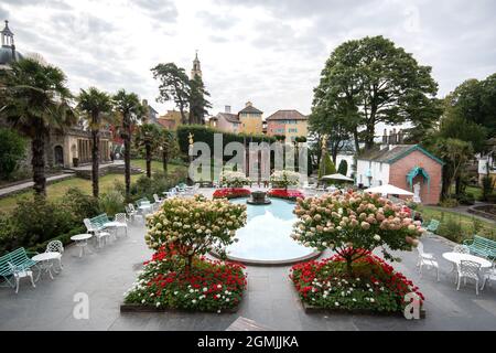 Portmeirion, piscine de la place centrale Banque D'Images