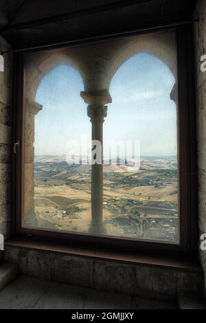 Paysage sur les champs et les collines dans le centre de la Sicile à partir d'une fenêtre médiévale du château dans la ville de Mussomeli (Caltanissetta) Banque D'Images
