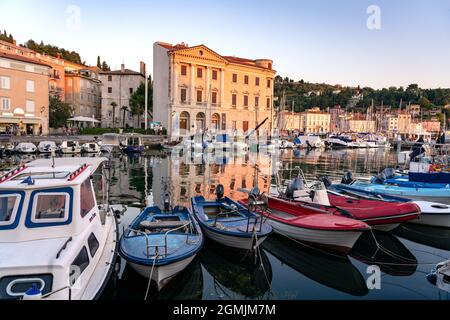 Port de Piran avec des bateaux au coucher du soleil . Banque D'Images