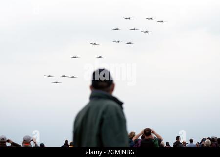 Une aile de onze Spitfire Supermarine et de quatre Hawker Hurricane lors du Battle of Britain Air Show à IWM Duxford. Date de la photo: Dimanche 19 septembre 2021. Banque D'Images