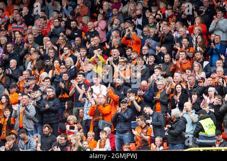 19 septembre 2021 ; Tannadice Park, Dundee, Écosse : Scottish Premier League football, Dundee United contre Dundee ; Dundee United fans pendant les minutes applaudissements de l'ancien Manager Jim McLean Credit: Action plus Sports Images/Alay Live News Banque D'Images