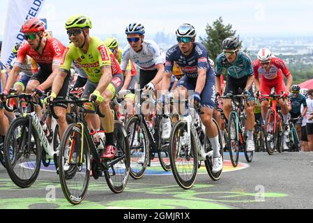 19 septembre 2021, Hessen, Königstein-Mammolshain: Cyclisme: UCI WorldTour - Eschborn-Frankfurt, hommes. Le peloton avec le gagnant éventuel Jasper Philipsen (3e de droite) de Belgique de l'équipe Alpecin Fenix est à l'ascension du Mammoshainer Stich. La 60ème édition du classique allemand du cyclisme avec finition à Francfort conduit à plus de 187.4 kilomètres. Photo: Arne Dedert/dpa Banque D'Images