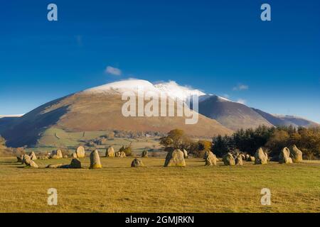 Castlerigg Stone Circle est l'un des monuments préhistoriques les plus visuellement impressionnants de Grande-Bretagne, et est le cercle de pierre le plus visité de Cumbria. Date Banque D'Images