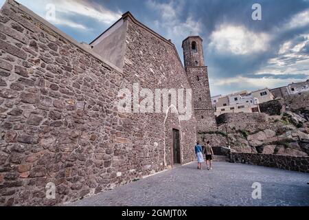 Vue sur la façade de la cathédrale Saint Antonio Abate de Castelsardo, Sardaigne Banque D'Images