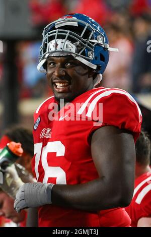 Oxford, MS, États-Unis. 18 septembre 2021. Cedric Melton (76), joueur offensif de Lesse Ole lors du match de football NCAA entre la vague verte de Tulane et les rebelles de Miss Ole au stade de Vaught Hemingway à Oxford, MS. Crédit : Kevin Langley/CSM/Alamy Live News Banque D'Images