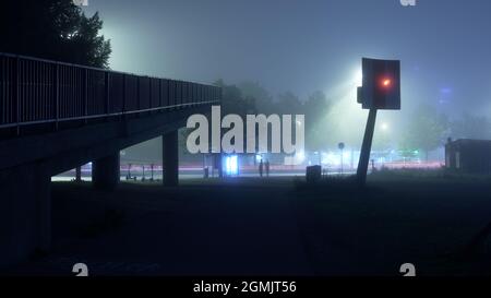 Un épais brouillard a entouré Helsinki à l'automne 2021. Une vue surréaliste de Marihaka face à Kallio. Merihaka, Helsinki, Finlande. Banque D'Images