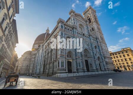 Florence, Italie - 17 août 2021 : vue sur la rue de la cathédrale Santa Maria del Fiore. Banque D'Images