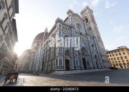 Florence, Italie - 17 août 2021 : vue sur la rue de la cathédrale Santa Maria del Fiore. Banque D'Images