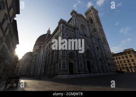 Florence, Italie - 17 août 2021 : vue sur la rue de la cathédrale Santa Maria del Fiore. Banque D'Images