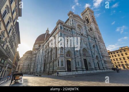 Florence, Italie - 17 août 2021 : vue sur la rue de la cathédrale Santa Maria del Fiore. Banque D'Images