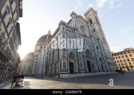 Florence, Italie - 17 août 2021 : vue sur la rue de la cathédrale Santa Maria del Fiore. Banque D'Images