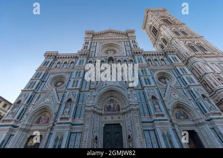 Florence, Italie - 17 août 2021 : vue sur la rue de la cathédrale Santa Maria del Fiore. Banque D'Images