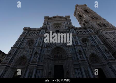 Florence, Italie - 17 août 2021 : vue sur la rue de la cathédrale Santa Maria del Fiore. Banque D'Images