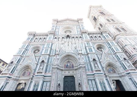 Florence, Italie - 17 août 2021 : vue sur la rue de la cathédrale Santa Maria del Fiore. Banque D'Images