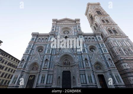 Florence, Italie - 17 août 2021 : vue sur la rue de la cathédrale Santa Maria del Fiore. Banque D'Images