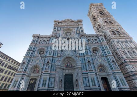 Florence, Italie - 17 août 2021 : vue sur la rue de la cathédrale Santa Maria del Fiore. Banque D'Images