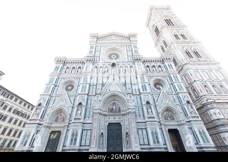 Florence, Italie - 17 août 2021 : vue sur la rue de la cathédrale Santa Maria del Fiore. Banque D'Images