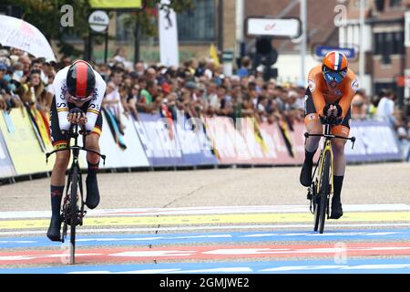 Espagnol Carlos Rodriguez d'Ineos Grenadiers et néerlandais Jos van Emden de l'équipe Jumbo-Visma croix la ligne d'arrivée, de l'élite des hommes épreuve du temps, 43,3 Banque D'Images