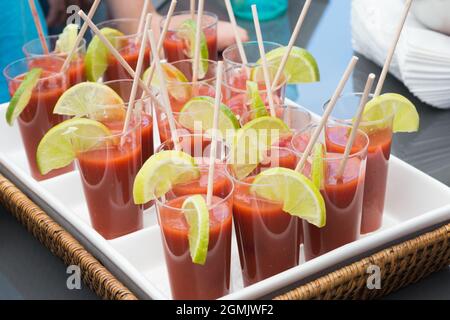 Plateau avec délicieux gazpacho à base de tomates et de fraises servi dans des verres avec une tranche de citron. Espagne Banque D'Images