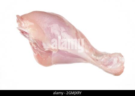 Cuisse de poulet brute isolée sur fond blanc avec chemin de coupure Banque D'Images