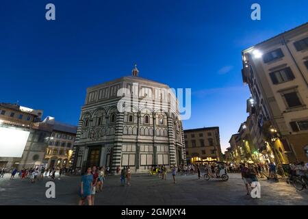 Florence, Italie - 17 août 2021: Vue sur la rue de la Piazza del Duomo à Florence, Battistero di San Giovanni est visible. Banque D'Images