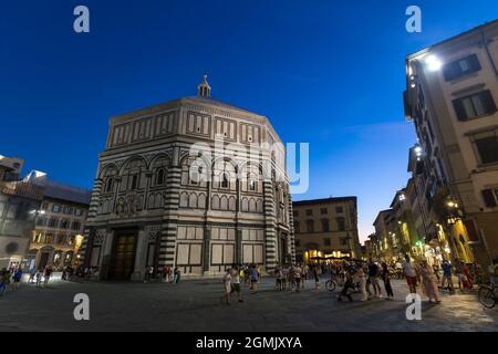 Florence, Italie - 17 août 2021: Vue sur la rue de la Piazza del Duomo à Florence, Battistero di San Giovanni est visible. Banque D'Images