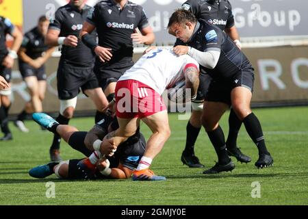 Newcastle, Royaume-Uni. 20 mars 2021. NEWCASTLE UPON TYNE, ROYAUME-UNI. 19 SEPT George McGuigan de Newcastle Falcons s'attaque à Simon Kerrod de Harlequins lors du match Gallagher Premiership entre Newcastle Falcons et Harlequins à Kingston Park, Newcastle, le dimanche 19 septembre 2021. (Credit: Chris Lishman | MI News) Credit: MI News & Sport /Alay Live News Banque D'Images