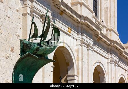 CAGLIARI, Italie - 5 juillet 2021 : sculpture moderne en bronze d'un voilier devant la basilique et le sanctuaire de Bonaria Banque D'Images