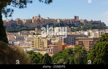 Vue sur Cagliari, Italie, vue depuis le parc Bonaria, avec le quartier historique de Castello en haut Banque D'Images