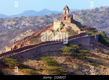 Fortification avec bastions de fort Jaigarh et Amer ou Amber Ville près de Jaipur ville Inde vue en soirée Banque D'Images