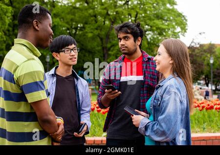Communication sans frontières entre étudiants multiethniques joyeux Banque D'Images