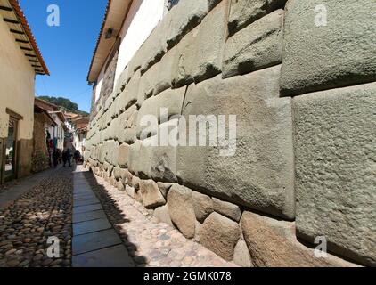 Douze angles de pierre, belle rue étroite et murs de bâtiments au centre de Cusco ou Cuzco ville, Pérou Banque D'Images