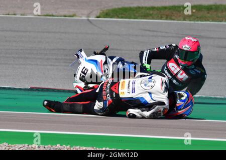 Circuit de Barcelone-Catalunya, Barcelone, Espagne, 19 septembre 2021, Accident entre Lucas Mahias (44) e Tom Sykes (66) pendant HYUNDAI N CATALUNYA ROUND FIM Superbike World Championship 2021 - Race2 - World Superbike - SBK Banque D'Images