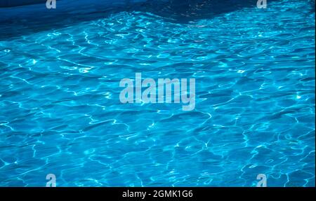 soleil réfléchissant sur l'eau dans une piscine avec des ondulations douces Banque D'Images