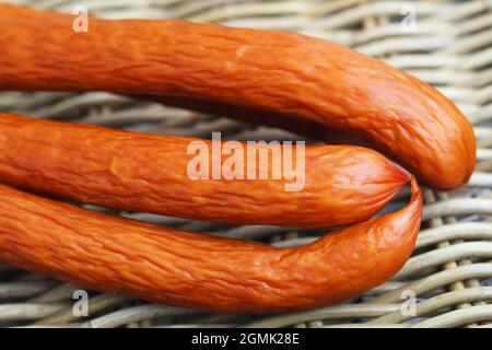 Saucisse traditionnelle polonaise fumée appelée kabanos en osier, gros plan Banque D'Images