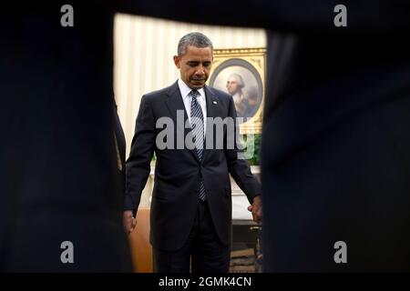 Le président Barack Obama prie à la suite d’une réunion avec des chefs religieux dans le Bureau ovale, le 18 mai 2012. (Photo officielle de la Maison Blanche par Pete Souza) cette photo officielle de la Maison Blanche est disponible uniquement pour publication par les organismes de presse et/ou pour impression personnelle par le(s) sujet(s) de la photo. La photographie ne peut être manipulée d'aucune manière et ne peut pas être utilisée dans des documents commerciaux ou politiques, des publicités, des courriels, des produits, des promotions qui, de quelque manière que ce soit, suggèrent l'approbation ou l'approbation du Président, de la première famille ou de la Maison Blanche. Banque D'Images